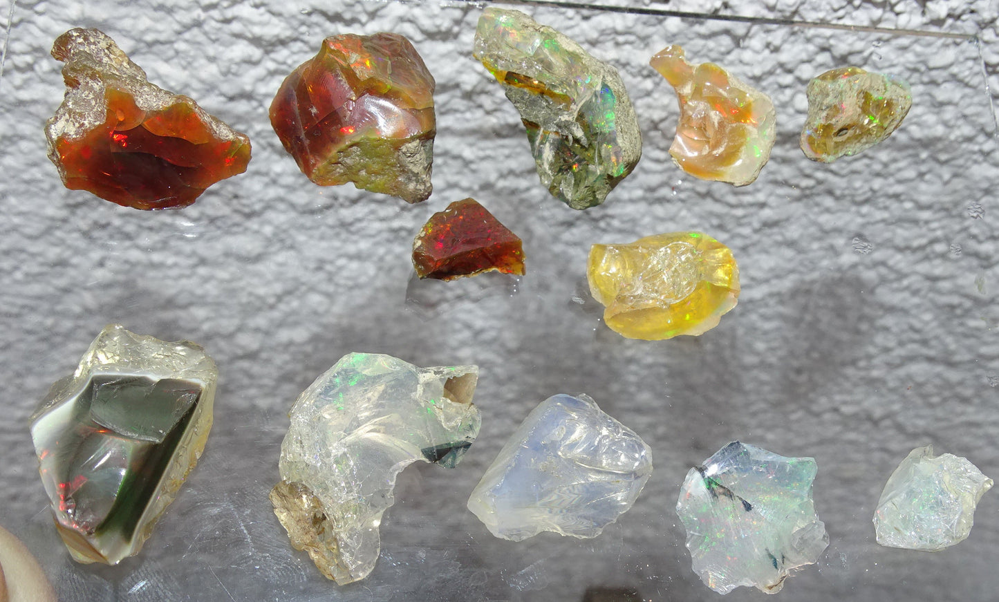 Opale Welo d’Éthiopie - Sélection de spécimens bruts de 1 à 7,5 grammes, de 10x10x0,5mm à 35x25x20. Très belle pièce, parfait en collection ,bijouterie, exposition...