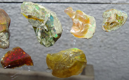 Opale Welo d’Éthiopie - Sélection de spécimens bruts de 1 à 7,5 grammes, de 10x10x0,5mm à 35x25x20. Très belle pièce, parfait en collection ,bijouterie, exposition...