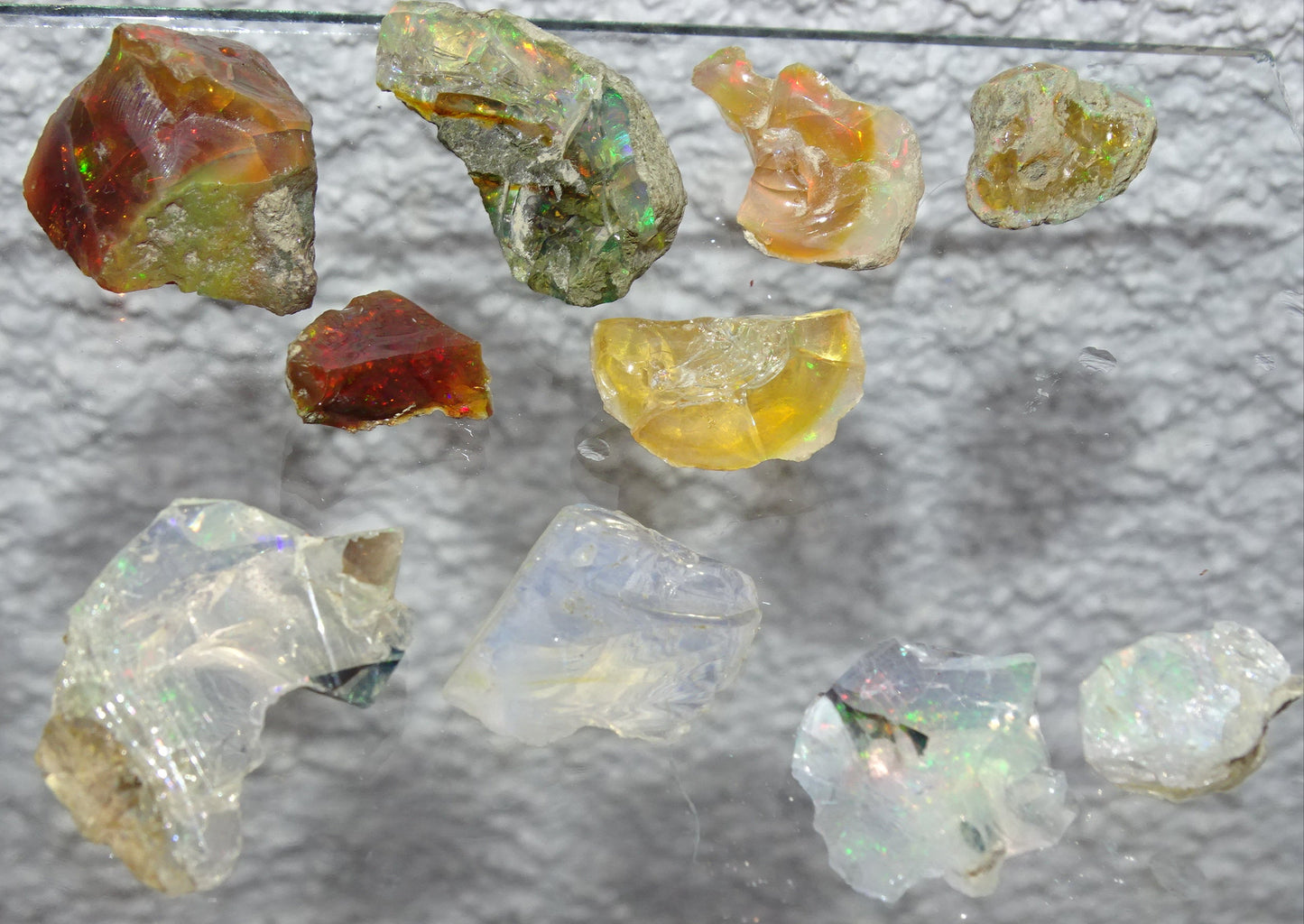Opale Welo d’Éthiopie - Sélection de spécimens bruts de 1 à 7,5 grammes, de 10x10x0,5mm à 35x25x20. Très belle pièce, parfait en collection ,bijouterie, exposition...