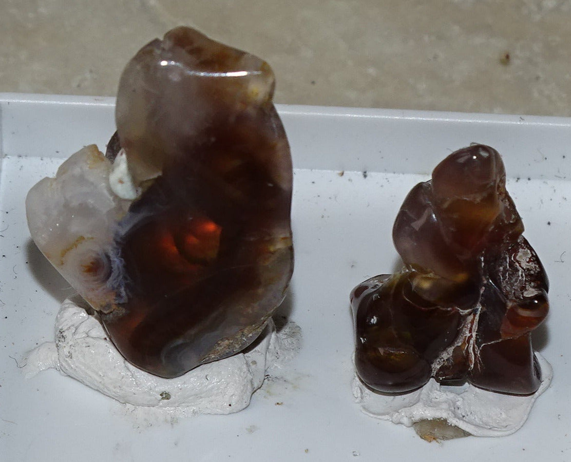 Fire agate from Mexico, 2 specimens of 2.8 grams (25x15x0.8 mm) or 1.2 grams (16x12x0.7 mm). Superb and surprising raw and natural specimens, perfect for collection, exhibition...! 