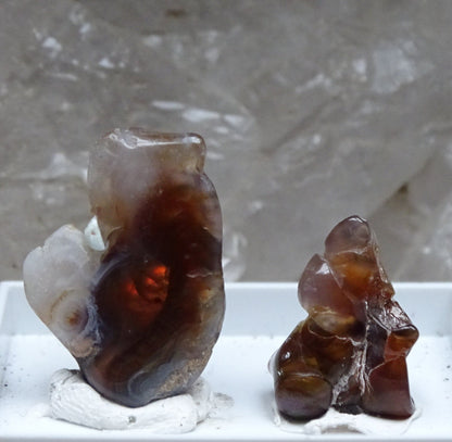 Fire agate from Mexico, 2 specimens of 2.8 grams (25x15x0.8 mm) or 1.2 grams (16x12x0.7 mm). Superb and surprising raw and natural specimens, perfect for collection, exhibition...! 