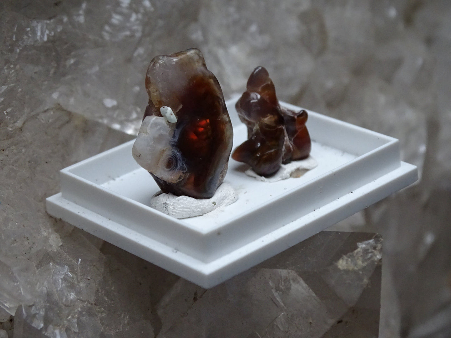 Fire agate from Mexico, 2 specimens of 2.8 grams (25x15x0.8 mm) or 1.2 grams (16x12x0.7 mm). Superb and surprising raw and natural specimens, perfect for collection, exhibition...! 