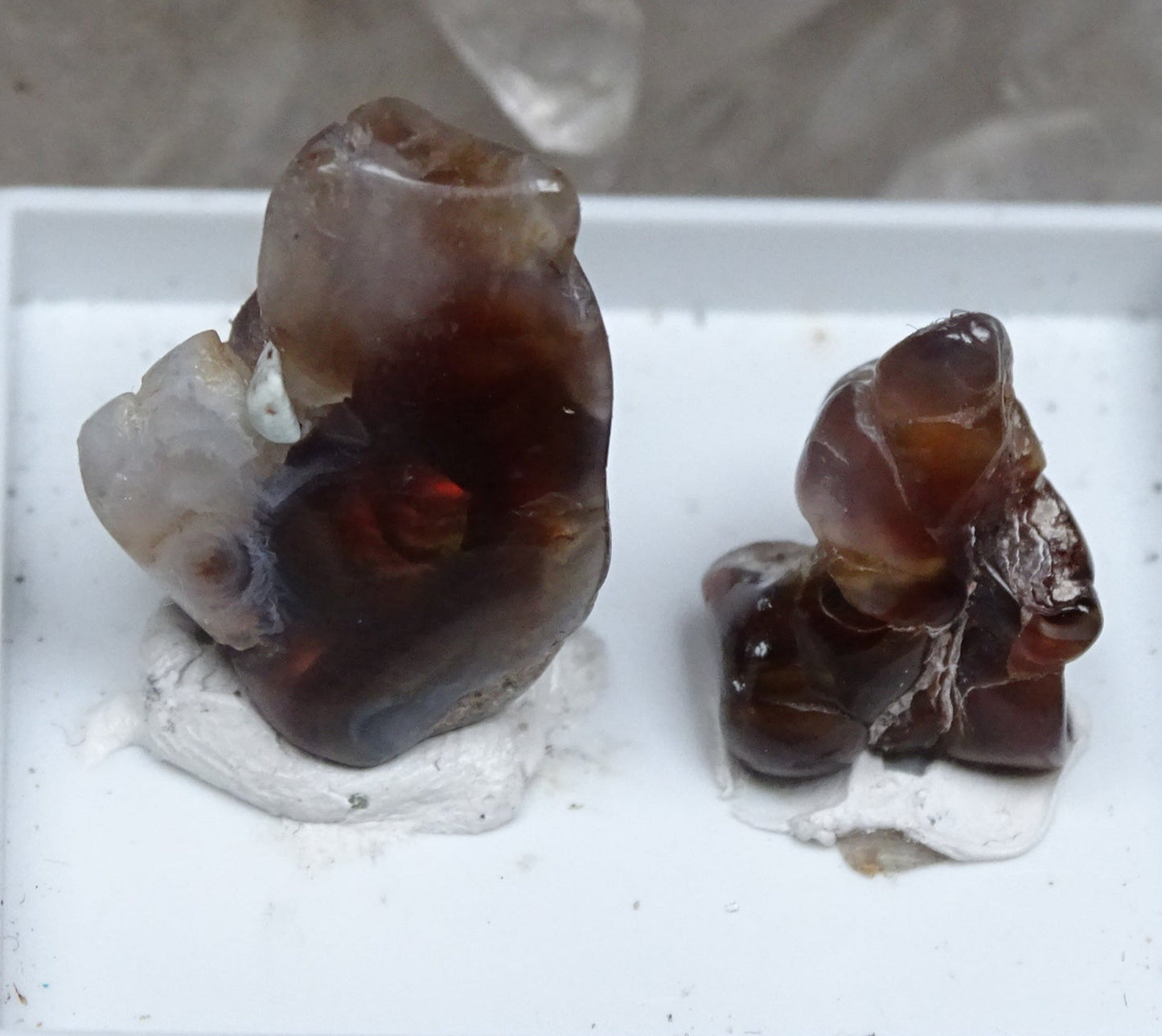 Fire agate from Mexico, 2 specimens of 2.8 grams (25x15x0.8 mm) or 1.2 grams (16x12x0.7 mm). Superb and surprising raw and natural specimens, perfect for collection, exhibition...! 