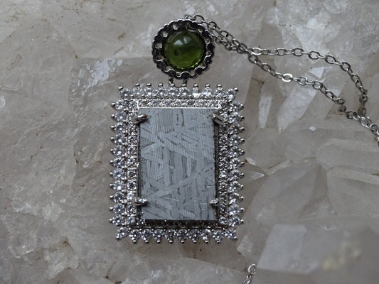 Pendentif 'Premium' style 'retro', en météorite 'Muonionalusta' de Suède et perle de Moldavite. Vendu avec chaînette de 45 cm en Argent. Poids 9,5 gr. Ø 38x22x0,9mm. Superbe pièce !