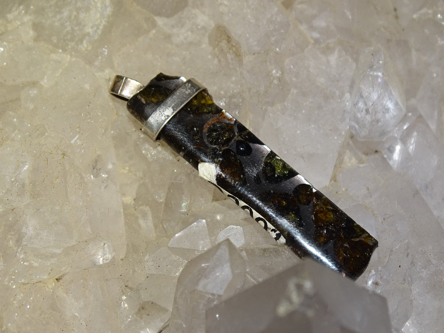 Météorites Pallasites Sericho, pendentif en Argent de 5 gr., 50 x 12 x 5 mm. Piéce rare et se distingue par la présence de gros cristaux d'olivine (péridot) en inclusion !