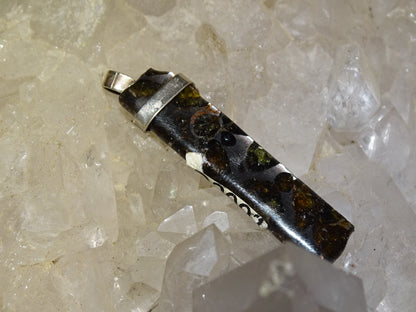 Météorites Pallasites Sericho, pendentif en Argent de 5 gr., 50 x 12 x 5 mm. Piéce rare et se distingue par la présence de gros cristaux d'olivine (péridot) en inclusion !