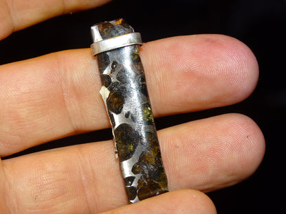 Météorites Pallasites Sericho, pendentif en Argent de 5 gr., 50 x 12 x 5 mm. Piéce rare et se distingue par la présence de gros cristaux d'olivine (péridot) en inclusion !