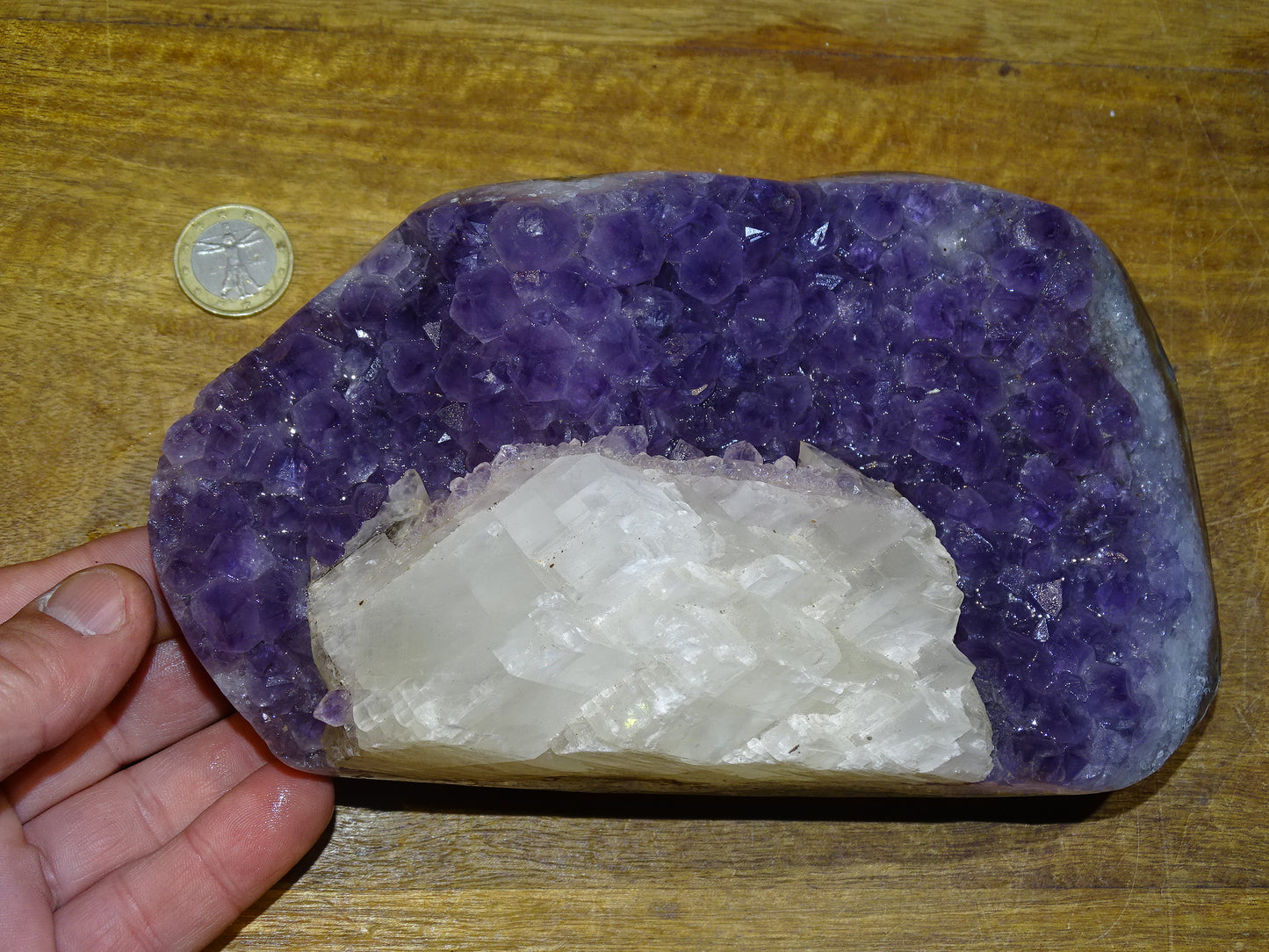 Druse en améthyste avec cristaux de calcite, 2270 grammes, 200 x 120 x 100 millimètres. Superbe qualité AA, en provenance du Brésil. parfait pour vos collections, expositions...