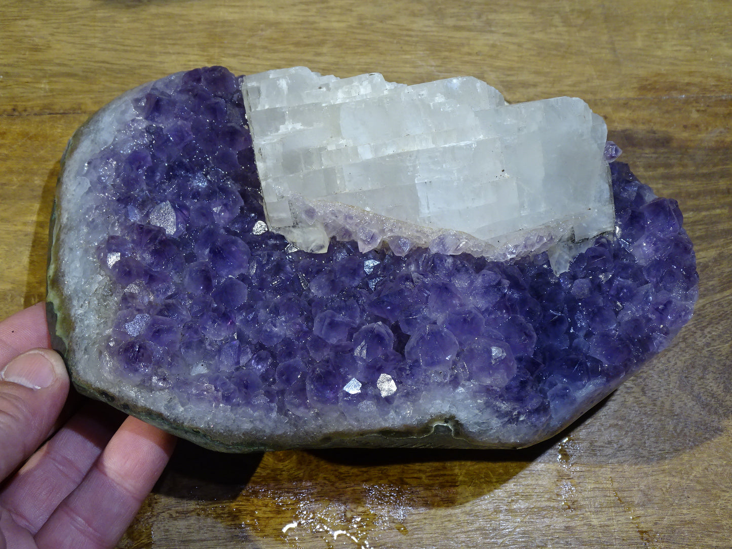 Druse en améthyste avec cristaux de calcite, 2270 grammes, 200 x 120 x 100 millimètres. Superbe qualité AA, en provenance du Brésil. parfait pour vos collections, expositions...