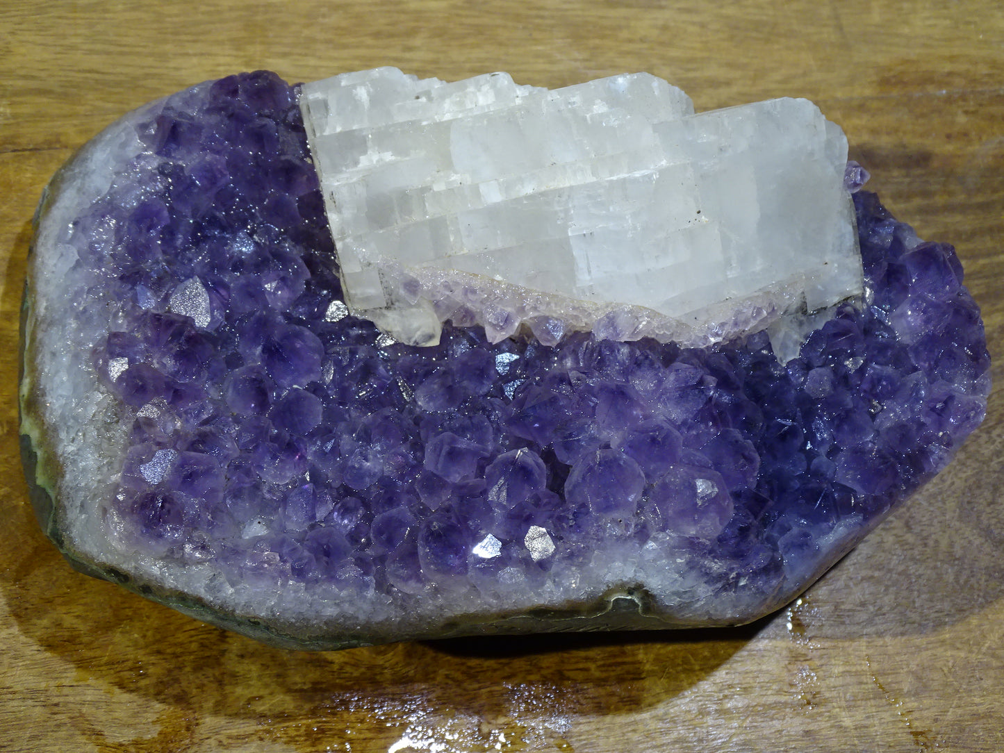 Druse en améthyste avec cristaux de calcite, 2270 grammes, 200 x 120 x 100 millimètres. Superbe qualité AA, en provenance du Brésil. parfait pour vos collections, expositions...