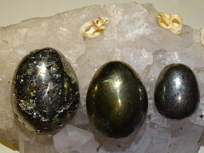 Sélection d'oeufs en pyrite et chalcopyrite, de 45 à 146 grammes, de 30 à 47 millimètres de diamètre. Très belle qualité, parfait pour la lithothérapie, collection, exposition...!