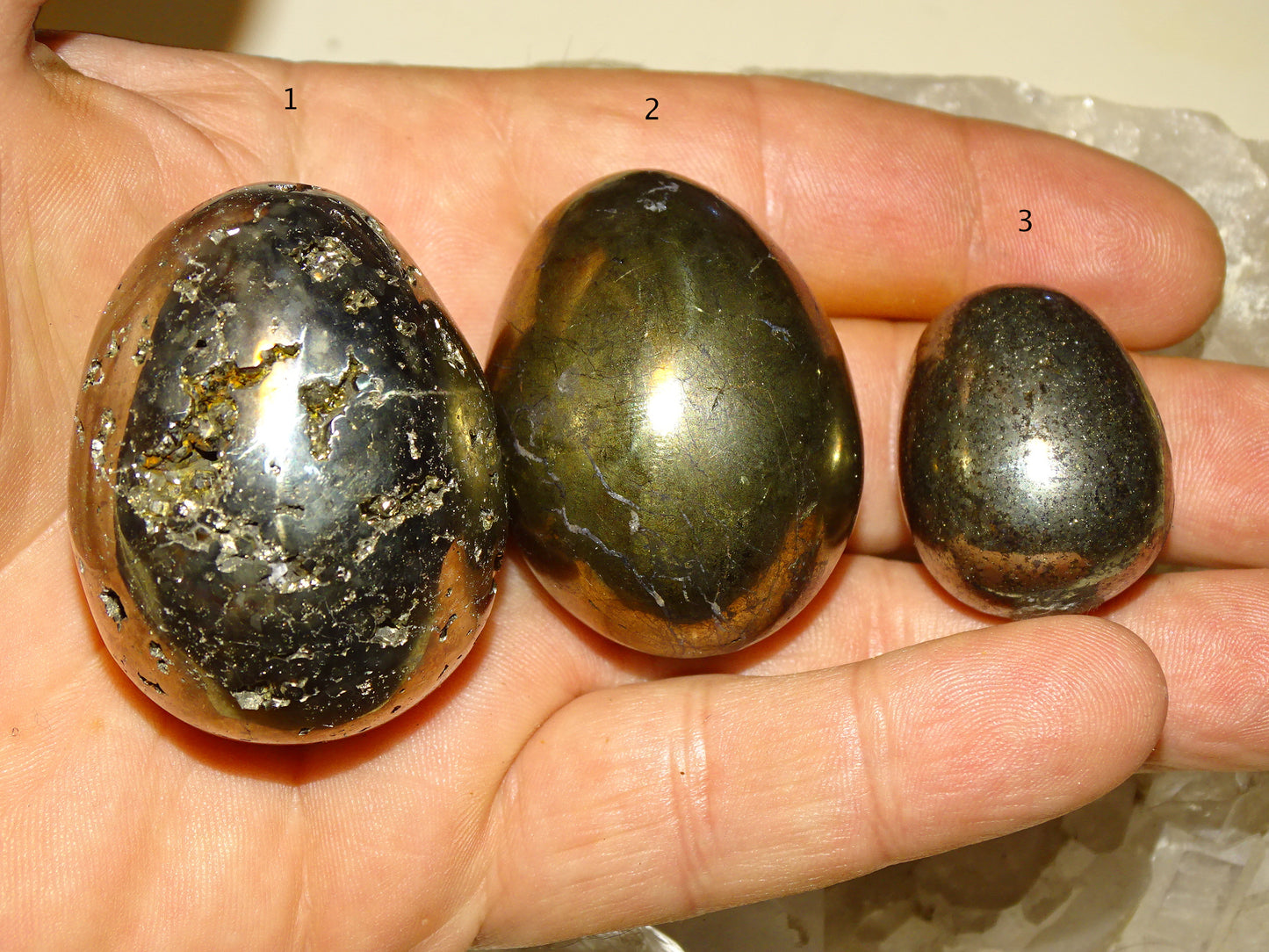 Sélection d'oeufs en pyrite et chalcopyrite, de 45 à 146 grammes, de 30 à 47 millimètres de diamètre. Très belle qualité, parfait pour la lithothérapie, collection, exposition...!