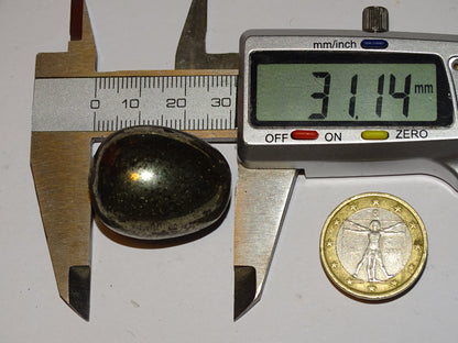Sélection d'oeufs en pyrite et chalcopyrite, de 45 à 146 grammes, de 30 à 47 millimètres de diamètre. Très belle qualité, parfait pour la lithothérapie, collection, exposition...!