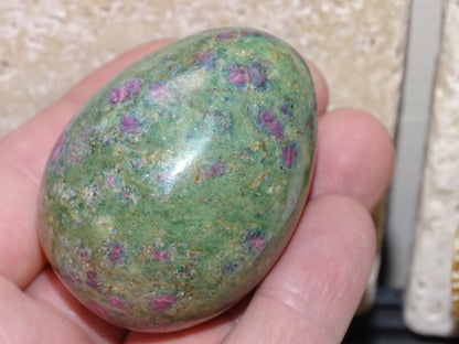 Oeuf en rubis fuchsite de 60 millimètres de hauteur x 4,8 mm de diamètre - 323 grammes. Très belle qualité, parfait pour une collection !