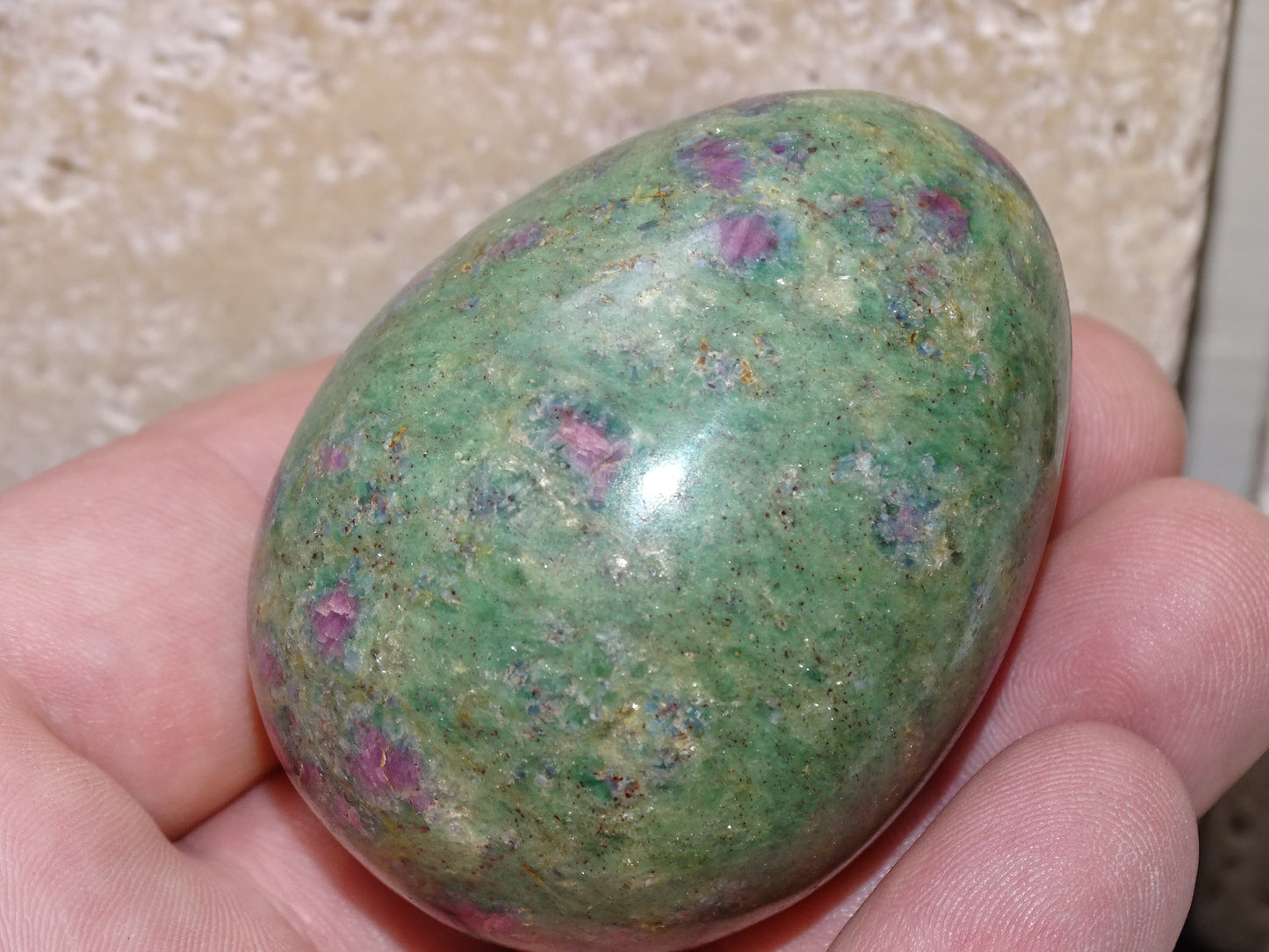 Oeuf en rubis fuchsite de 60 millimètres de hauteur x 4,8 mm de diamètre - 323 grammes. Très belle qualité, parfait pour une collection !