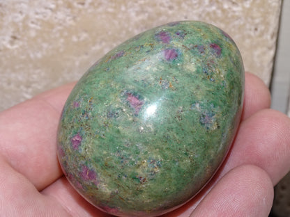 Oeuf en rubis fuchsite de 60 millimètres de hauteur x 4,8 mm de diamètre - 323 grammes. Très belle qualité, parfait pour une collection !