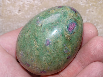 Oeuf en rubis fuchsite de 60 millimètres de hauteur x 4,8 mm de diamètre - 323 grammes. Très belle qualité, parfait pour une collection !