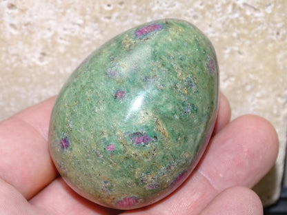 Oeuf en rubis fuchsite de 60 millimètres de hauteur x 4,8 mm de diamètre - 323 grammes. Très belle qualité, parfait pour une collection !