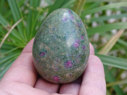 Oeuf en rubis fuchsite de 60 millimètres de hauteur x 4,8 mm de diamètre - 323 grammes. Très belle qualité, parfait pour une collection !