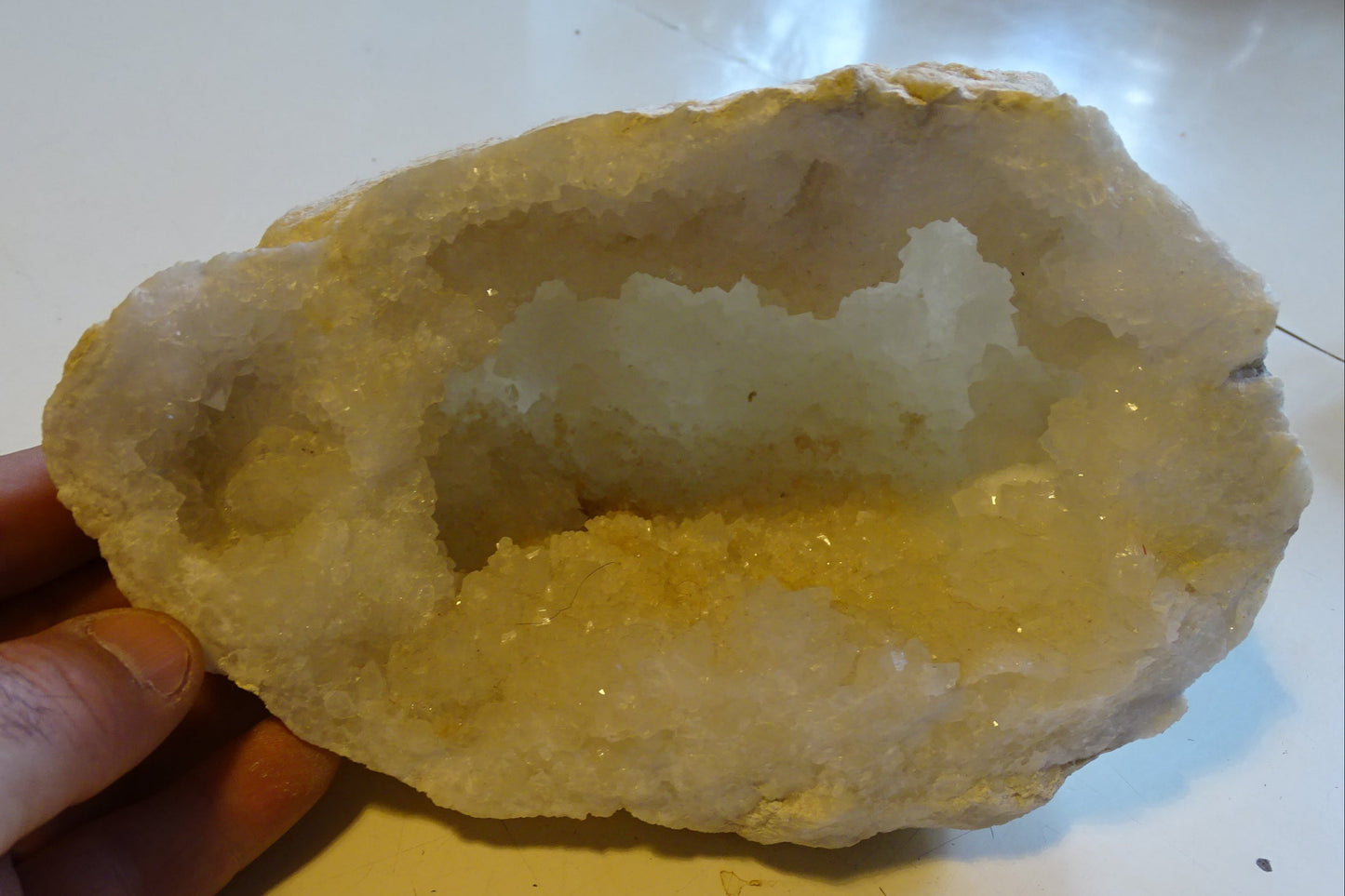 Géode en quartz/ Cristal de roche naturel de 20x14x12 centimètres - 2 106 grammes. Magnifique spécimen trés bien formé !