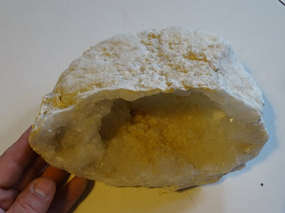 Géode en quartz/ Cristal de roche naturel de 20x14x12 centimètres - 2 106 grammes. Magnifique spécimen trés bien formé !