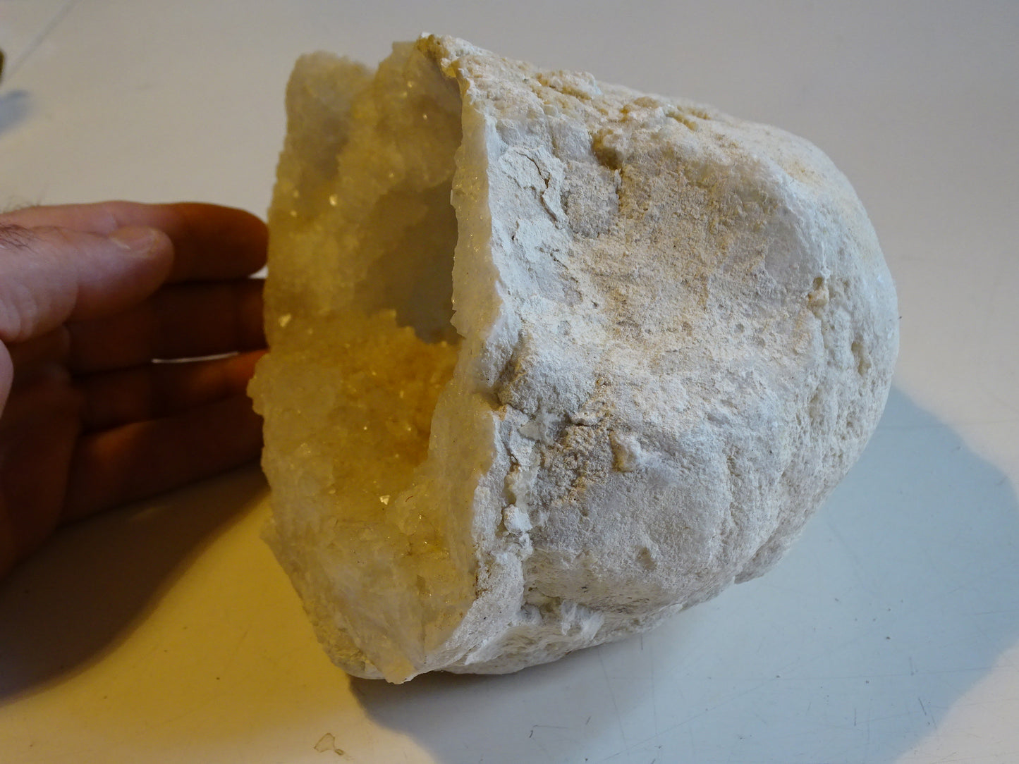 Géode en quartz/ Cristal de roche naturel de 20x14x12 centimètres - 2 106 grammes. Magnifique spécimen trés bien formé !