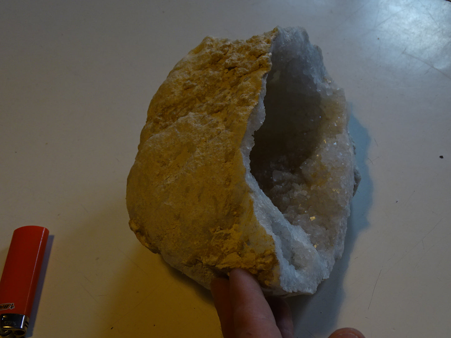 Géode en quartz/ Cristal de roche naturel de 20x14x12 centimètres - 2 106 grammes. Magnifique spécimen trés bien formé !