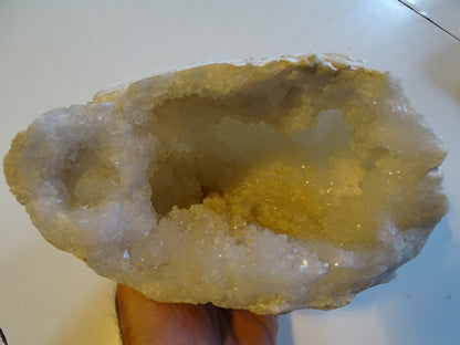 Géode en quartz/ Cristal de roche naturel de 20x14x12 centimètres - 2 106 grammes. Magnifique spécimen trés bien formé !