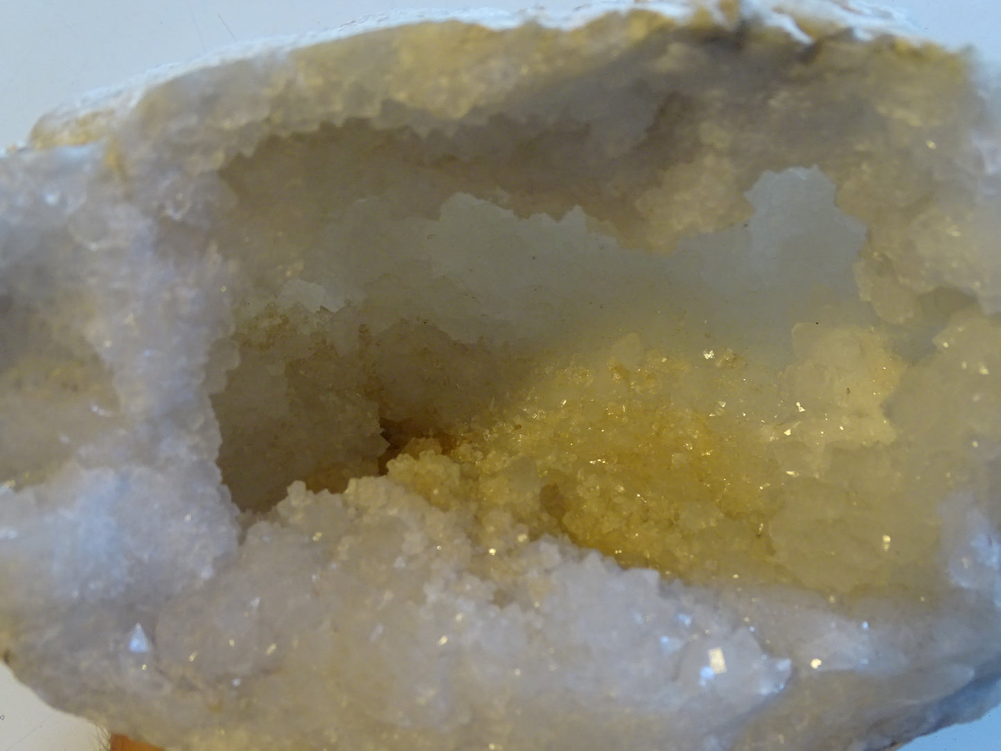 Géode en quartz/ Cristal de roche naturel de 20x14x12 centimètres - 2 106 grammes. Magnifique spécimen trés bien formé !