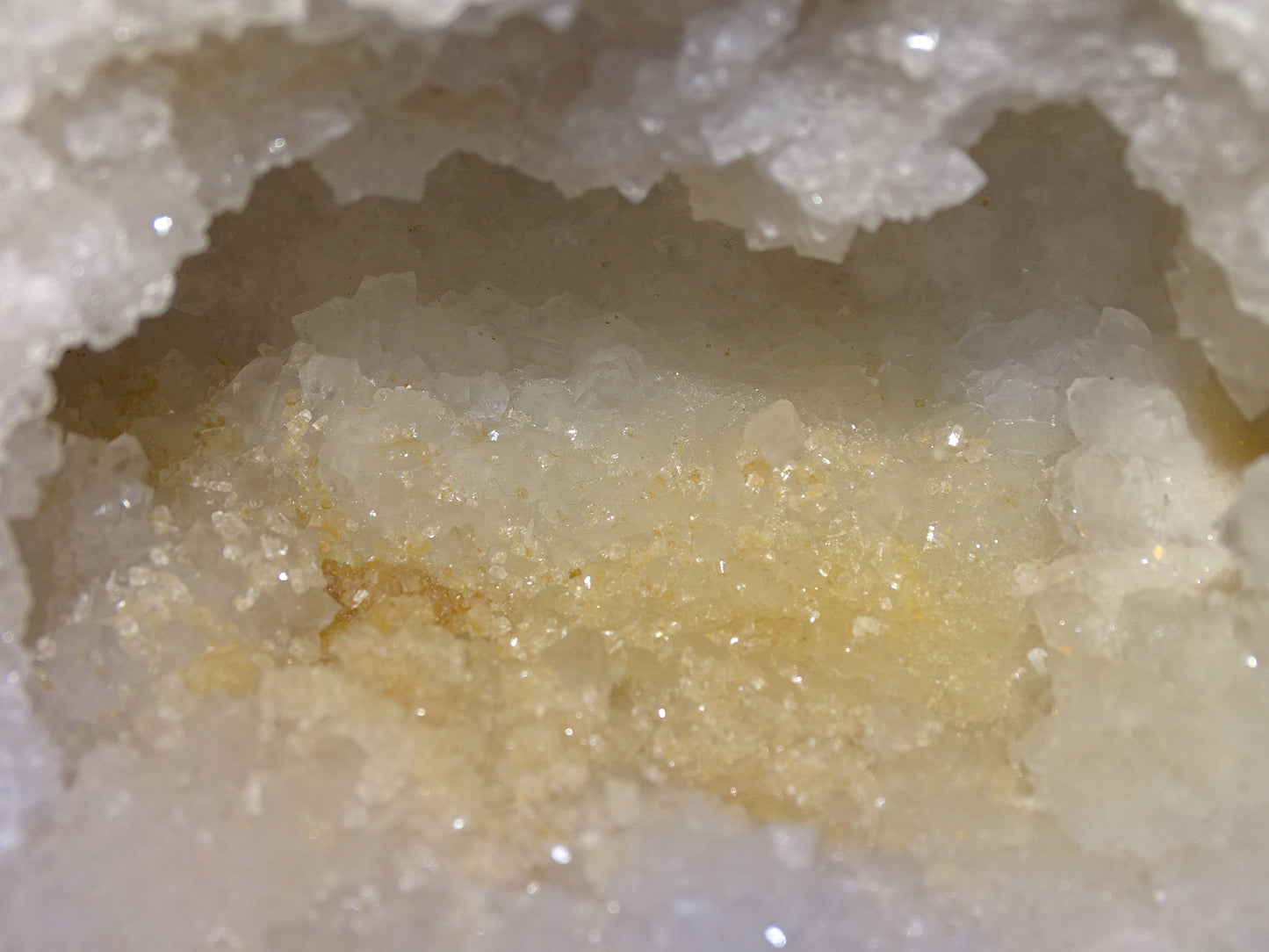 Géode en quartz/ Cristal de roche naturel de 20x14x12 centimètres - 2 106 grammes. Magnifique spécimen trés bien formé !