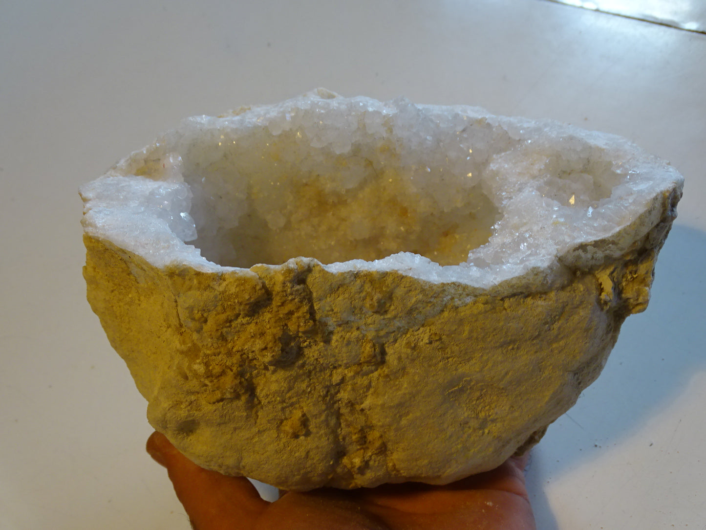 Géode en quartz/ Cristal de roche naturel de 20x14x12 centimètres - 2 106 grammes. Magnifique spécimen trés bien formé !
