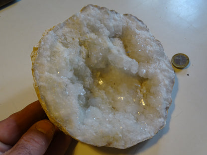 Natural quartz/rock crystal geode measuring 17x17x9 centimeters in height - 1610 grams. Origin: Madagascar. Magnificent and very powerful specimen!