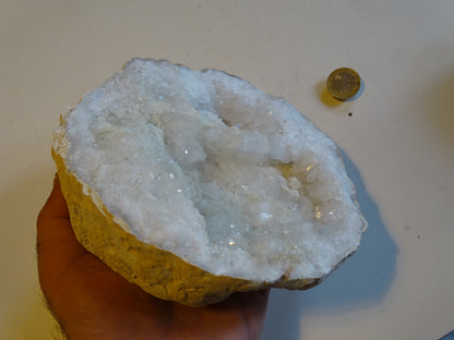 Natural quartz/rock crystal geode measuring 17x17x9 centimeters in height - 1610 grams. Origin: Madagascar. Magnificent and very powerful specimen!
