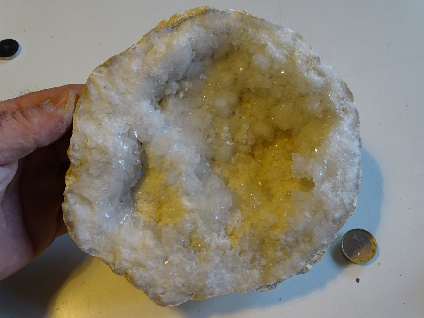 Natural quartz/rock crystal geode measuring 17x17x9 centimeters in height - 1610 grams. Origin: Madagascar. Magnificent and very powerful specimen!