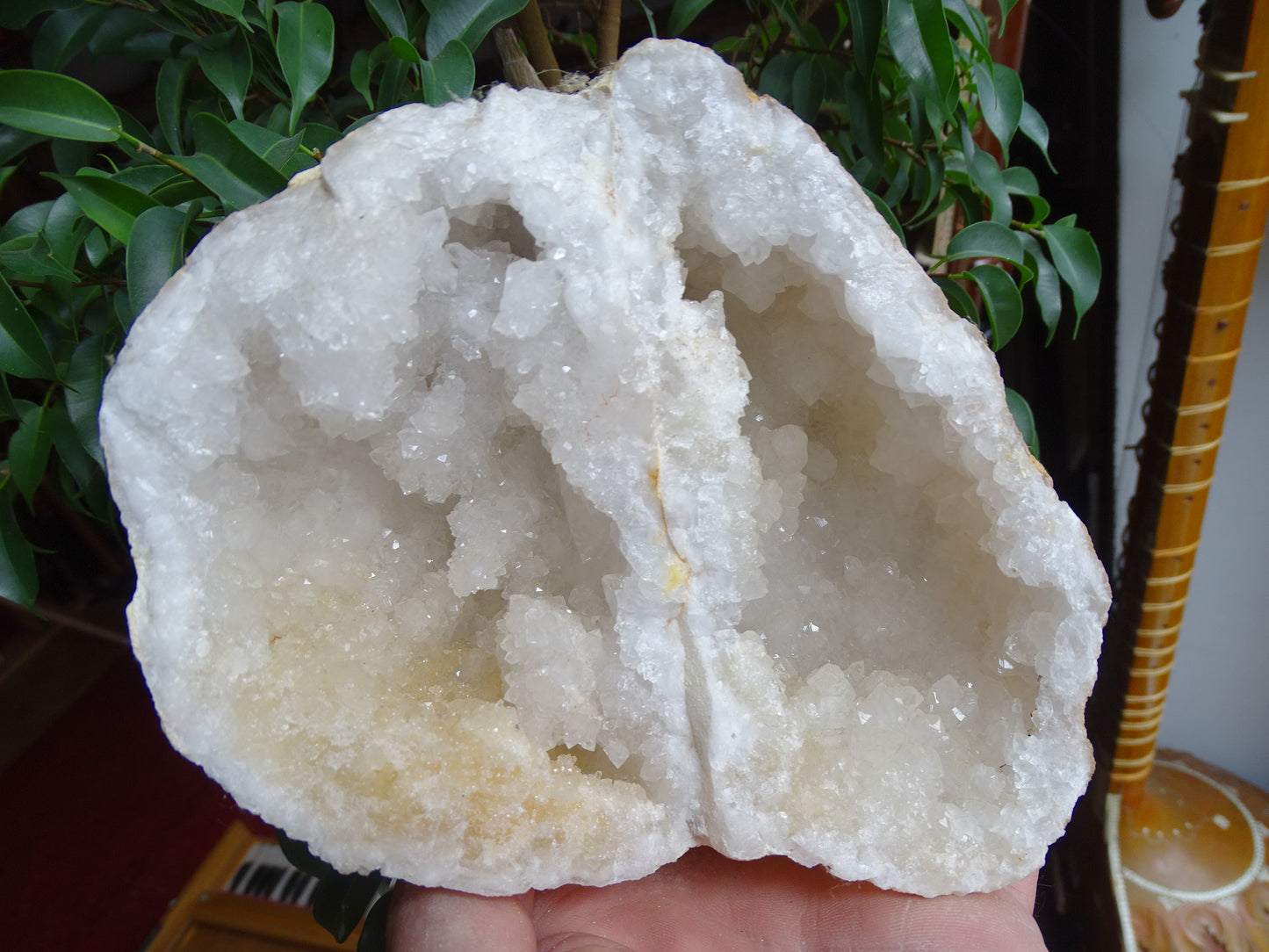 Géode en quartz/ Cristal de roche, de 16x14x12 centimètres  - 1 684 grammes. Magnifique spécimen naturel !