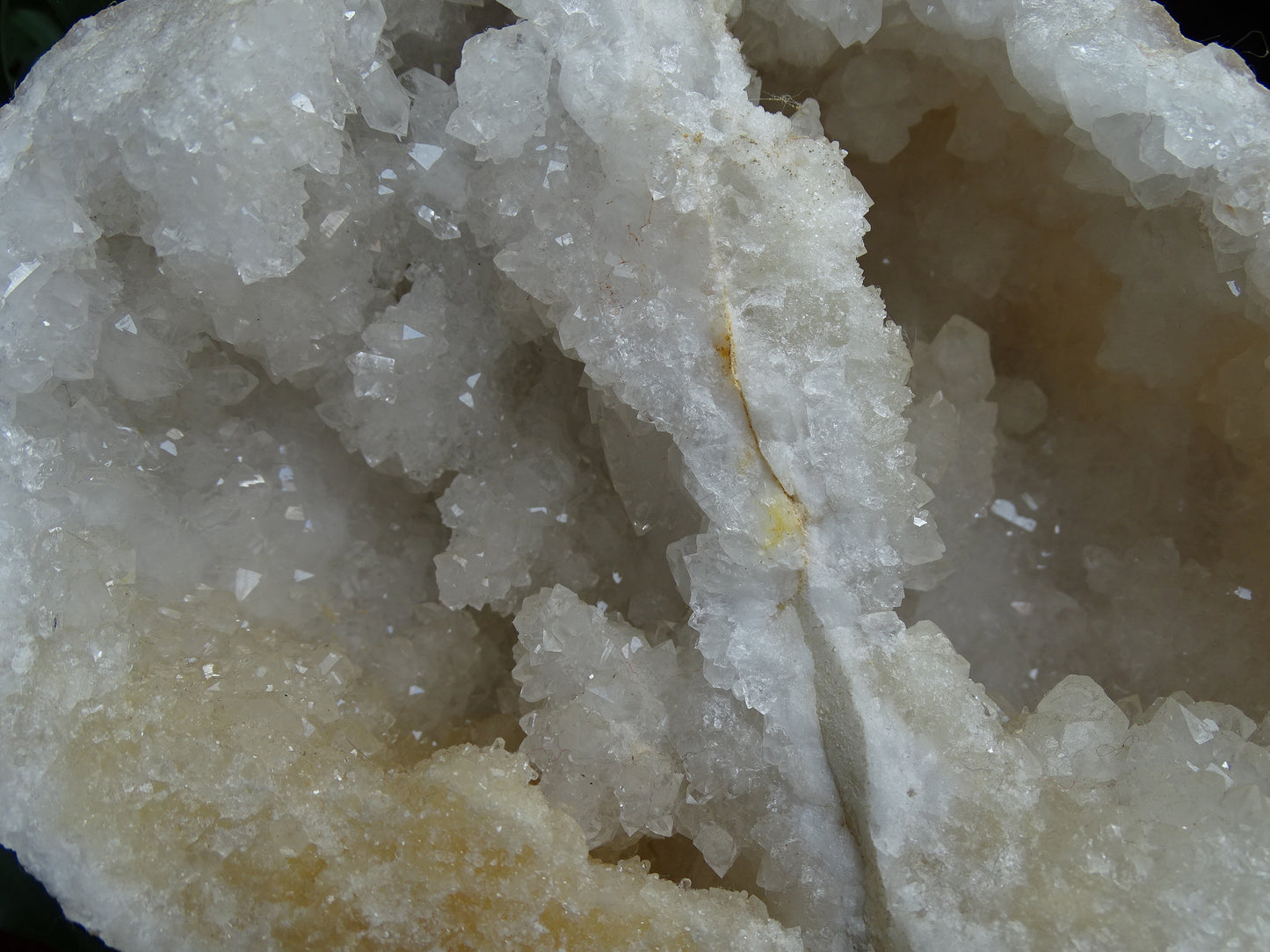 Géode en quartz/ Cristal de roche, de 16x14x12 centimètres  - 1 684 grammes. Magnifique spécimen naturel !