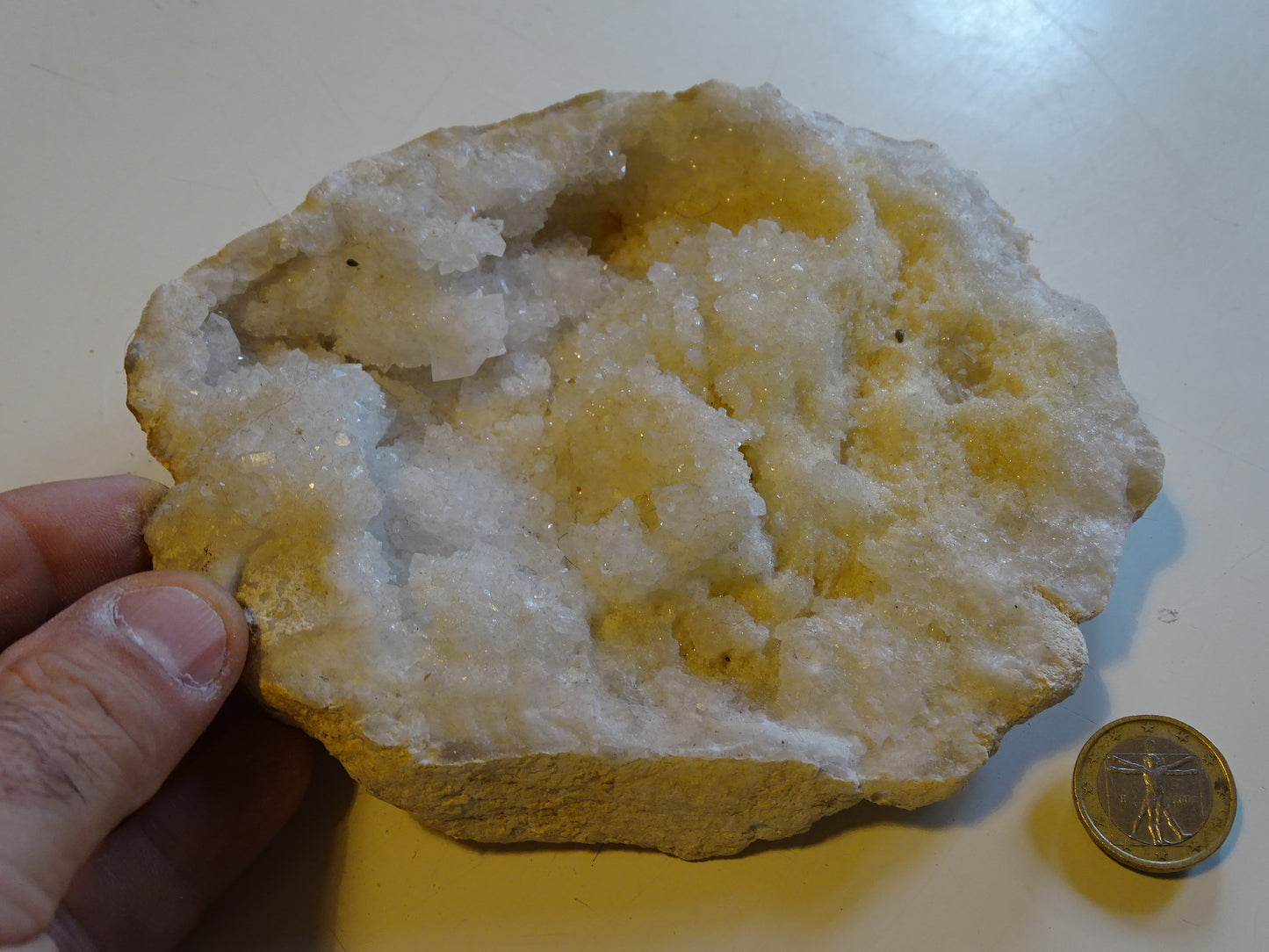 Géode en quartz/ Cristal de roche naturel de 16x13x4 centimètres de hauteur - 785 grammes. Magnifique spécimen !
