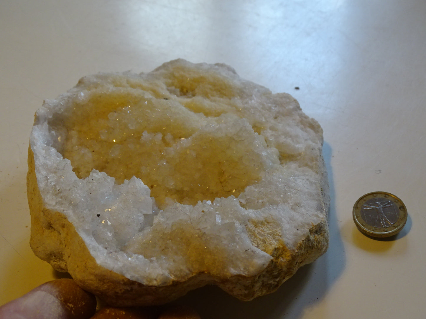 Géode en quartz/ Cristal de roche naturel de 16x13x4 centimètres de hauteur - 785 grammes. Magnifique spécimen !