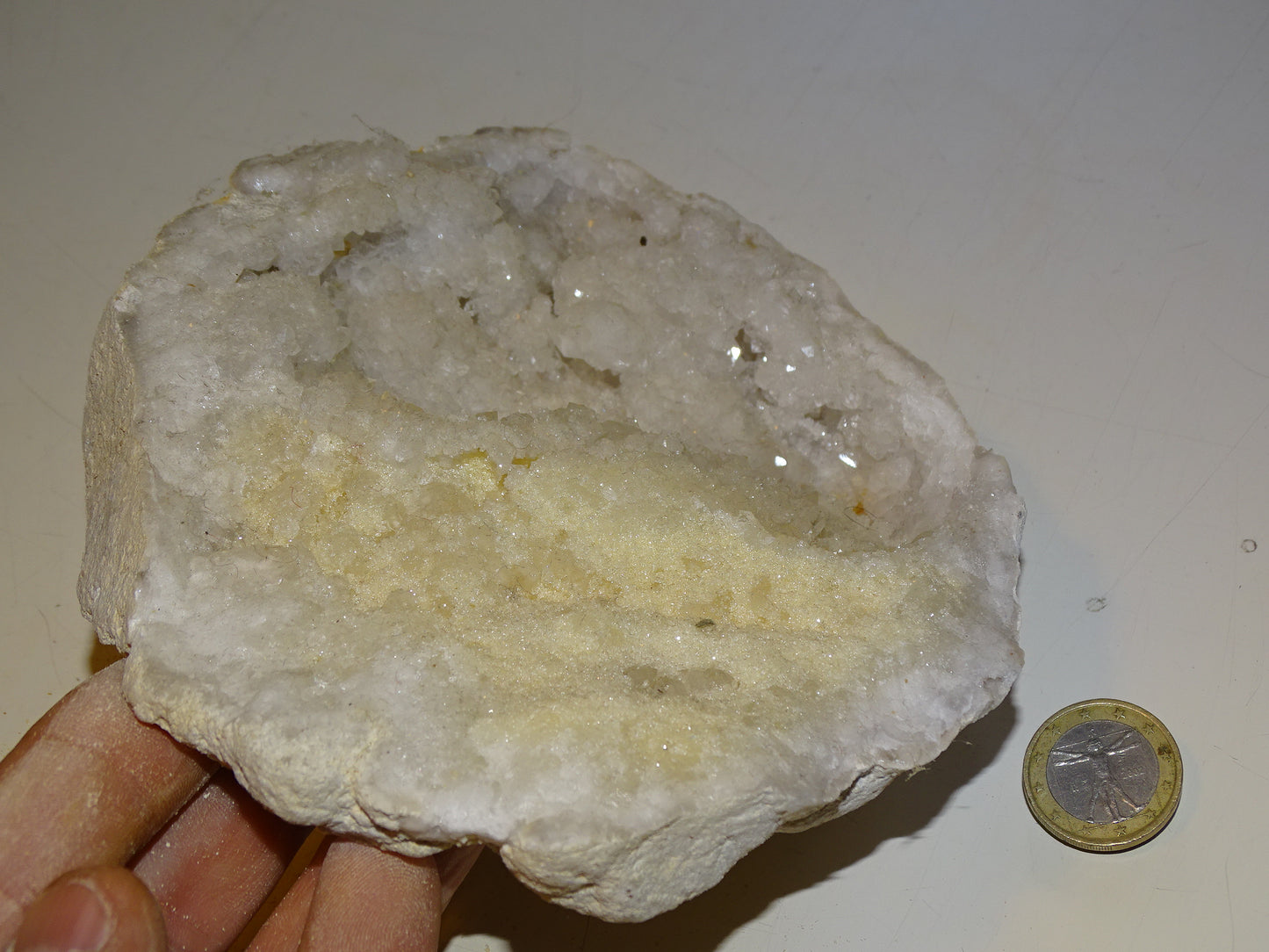 Géode en quartz/ Cristal de roche naturel de 16x13x4 centimètres de hauteur - 785 grammes. Magnifique spécimen !