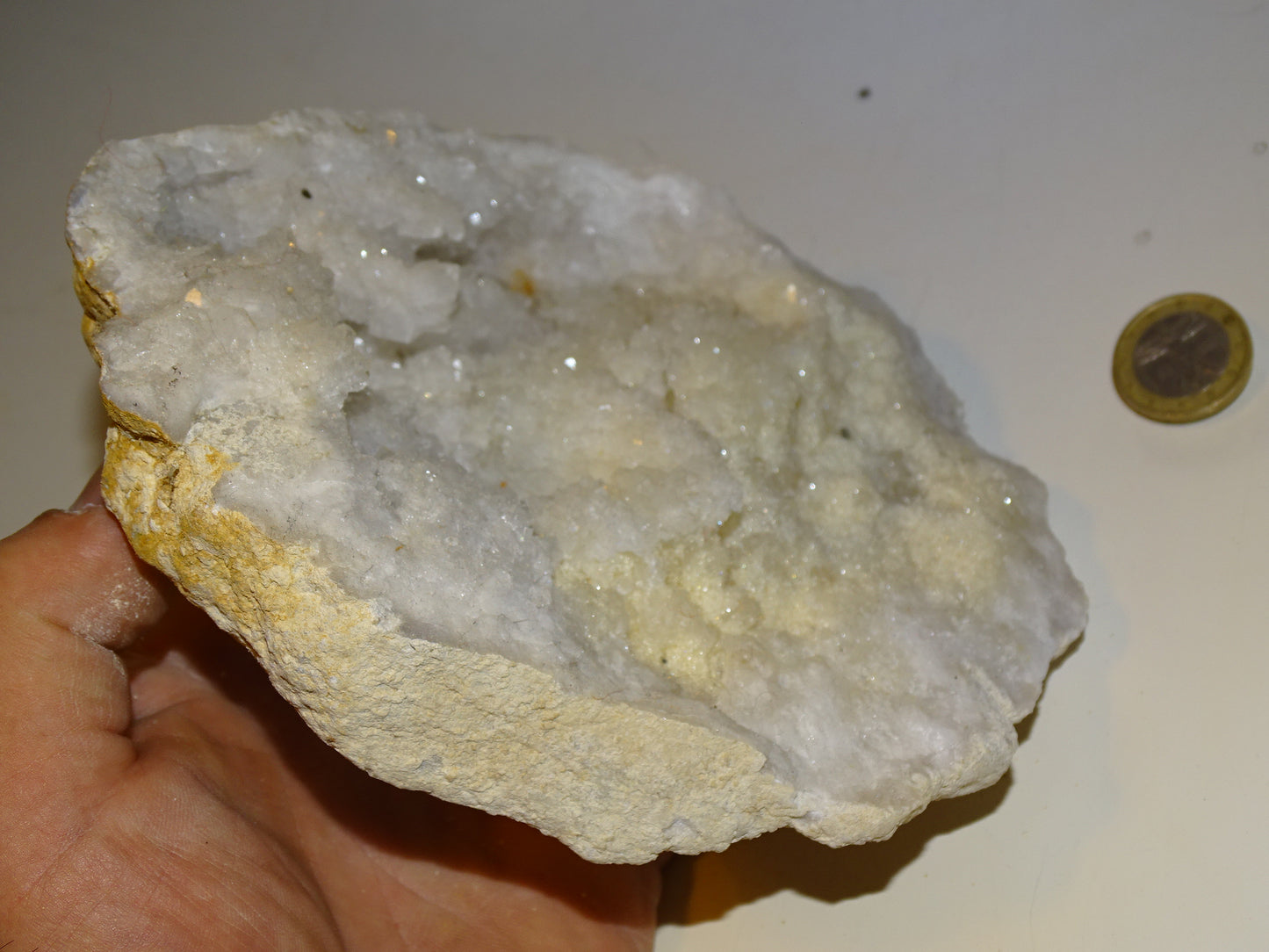 Géode en quartz/ Cristal de roche naturel de 16x13x4 centimètres de hauteur - 785 grammes. Magnifique spécimen !