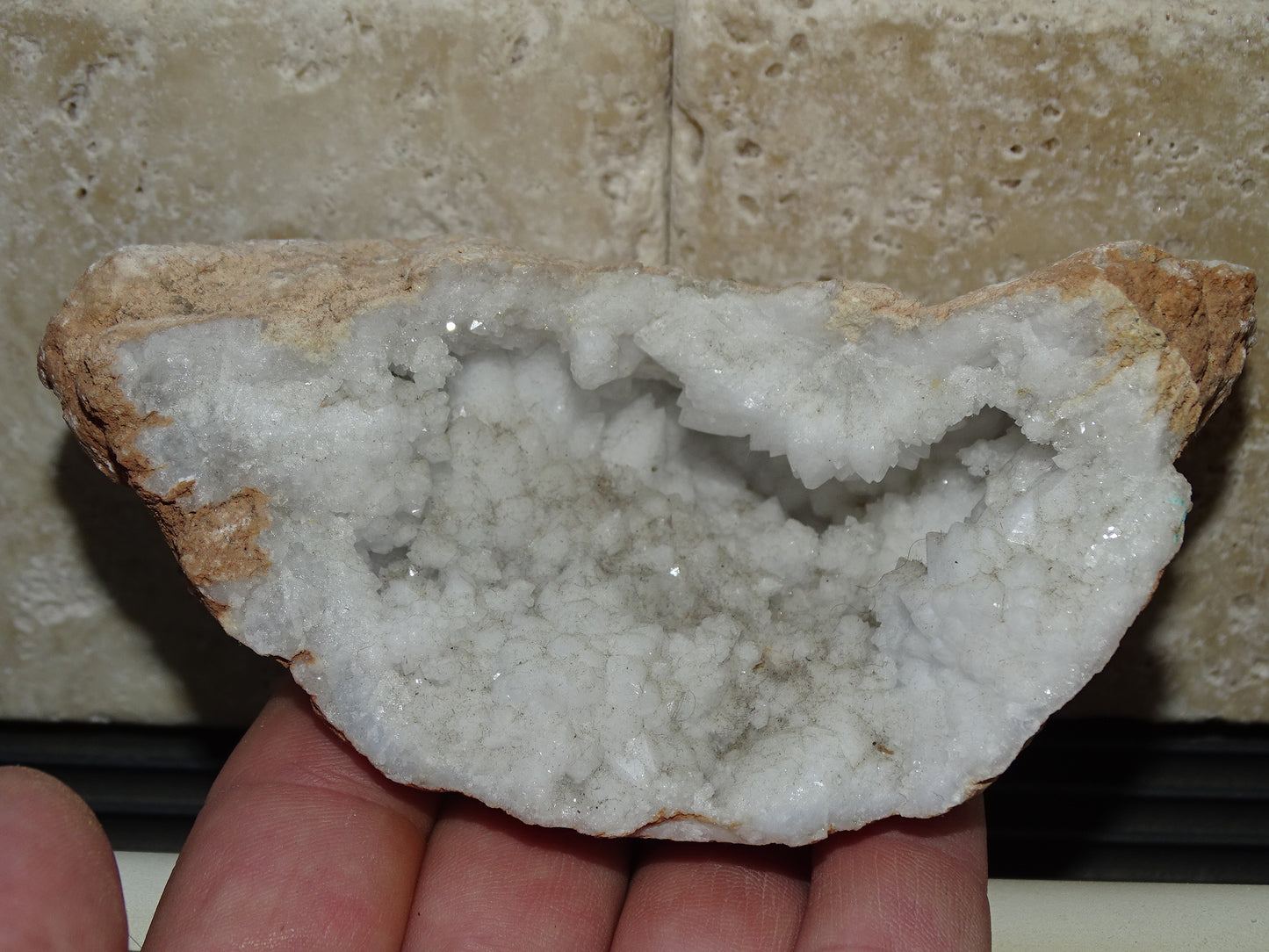 Géode en quartz/ Cristal de roche naturel de 16 L x 13 l x 6 centimètres - 344 grammes. très belle pièce bien formée...!