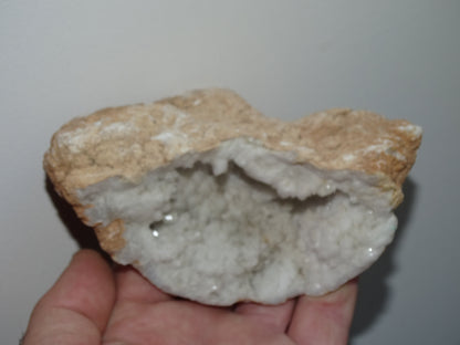 Géode en quartz/ Cristal de roche naturel de 16 L x 13 l x 6 centimètres - 344 grammes. très belle pièce bien formée...!