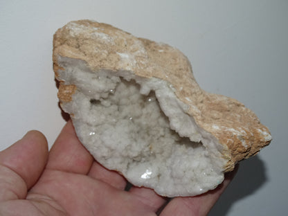 Géode en quartz/ Cristal de roche naturel de 16 L x 13 l x 6 centimètres - 344 grammes. très belle pièce bien formée...!