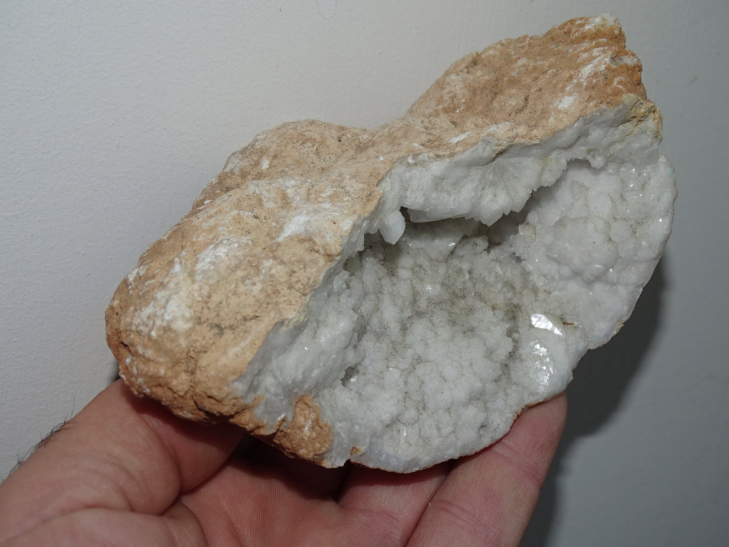 Géode en quartz/ Cristal de roche naturel de 16 L x 13 l x 6 centimètres - 344 grammes. très belle pièce bien formée...!