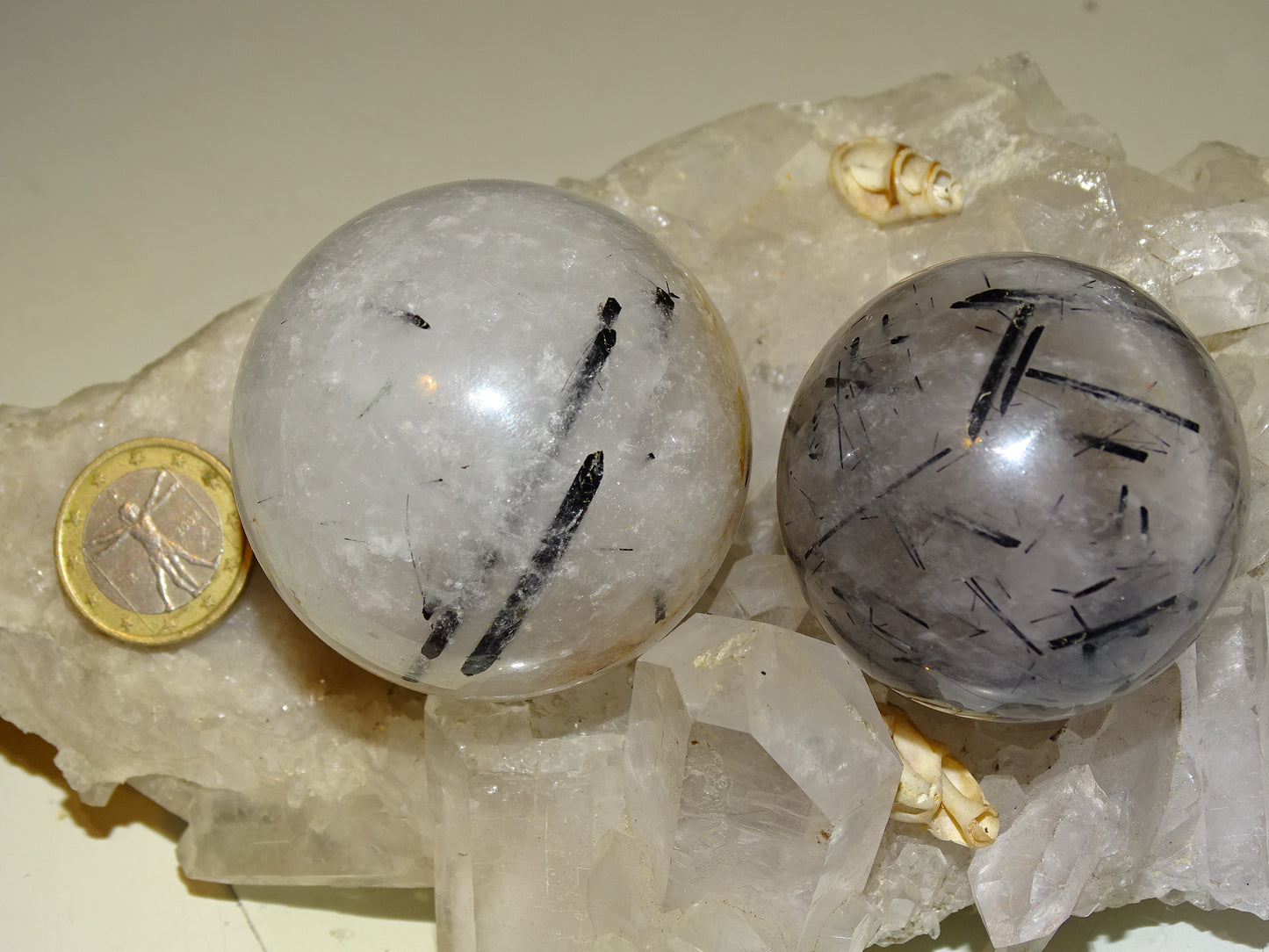 Sphères de Cristal/ Quartz avec inclusions de tourmaline noire, de 46 et 52 millimètres - 136 et 196 grammes. une pierre surprenante !