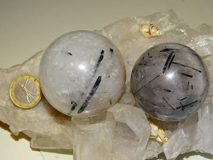 Sphères de Cristal/ Quartz avec inclusions de tourmaline noire, de 46 et 52 millimètres - 136 et 196 grammes. une pierre surprenante !