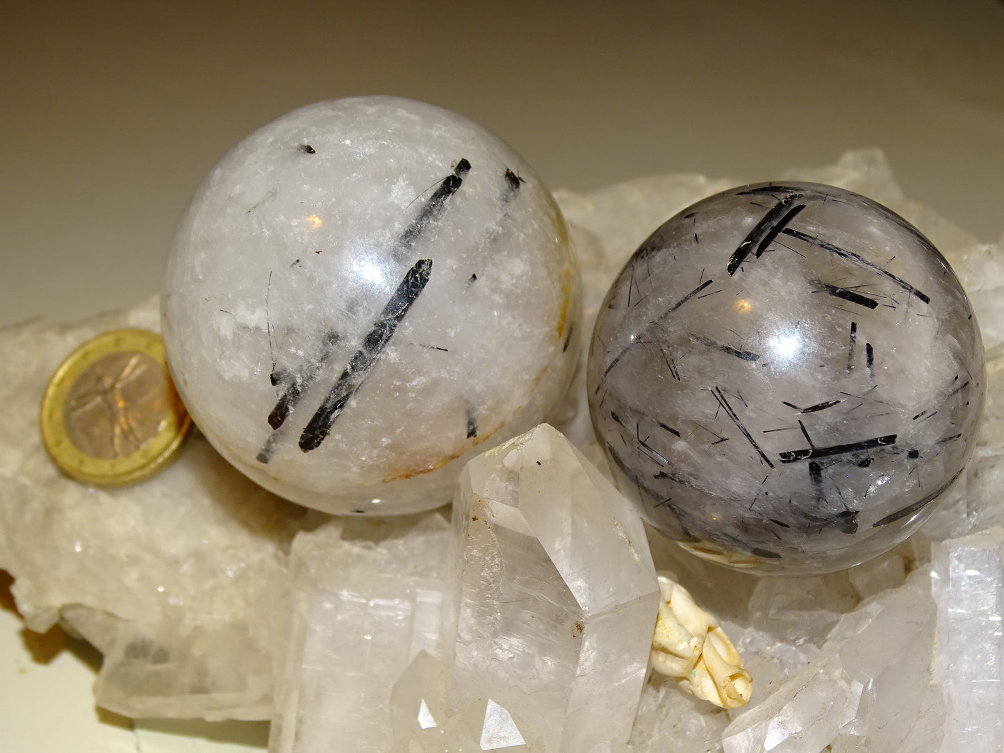 Sphères de Cristal/ Quartz avec inclusions de tourmaline noire, de 46 et 52 millimètres - 136 et 196 grammes. une pierre surprenante !