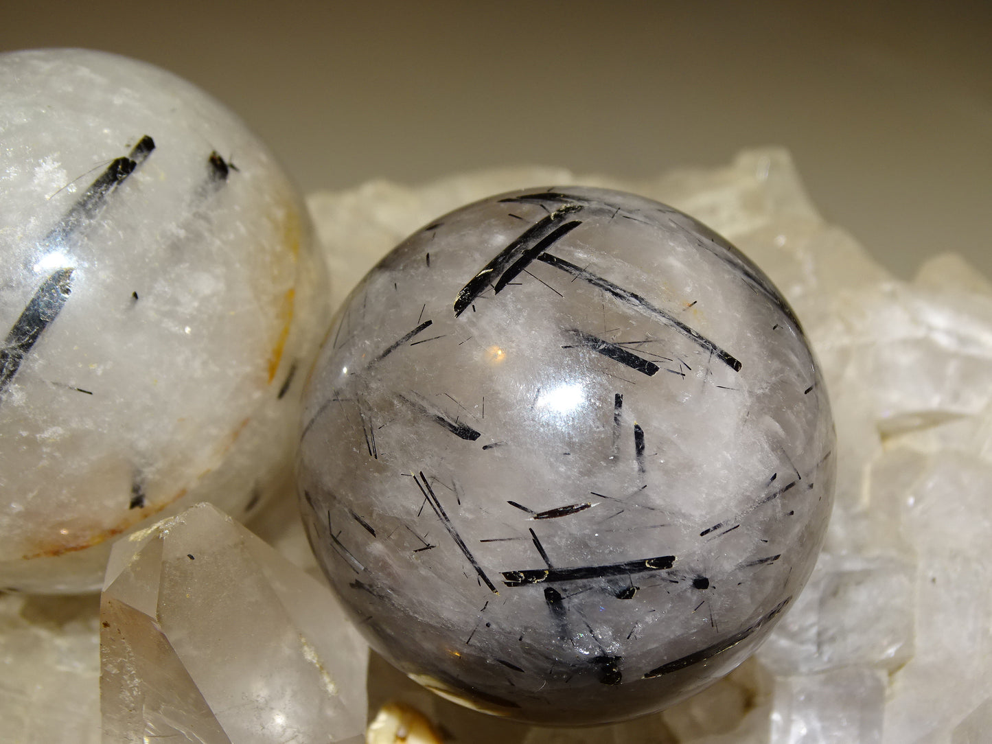 Sphères de Cristal/ Quartz avec inclusions de tourmaline noire, de 46 et 52 millimètres - 136 et 196 grammes. une pierre surprenante !