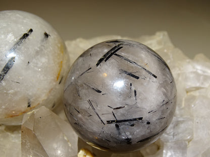 Sphères de Cristal/ Quartz avec inclusions de tourmaline noire, de 46 et 52 millimètres - 136 et 196 grammes. une pierre surprenante !