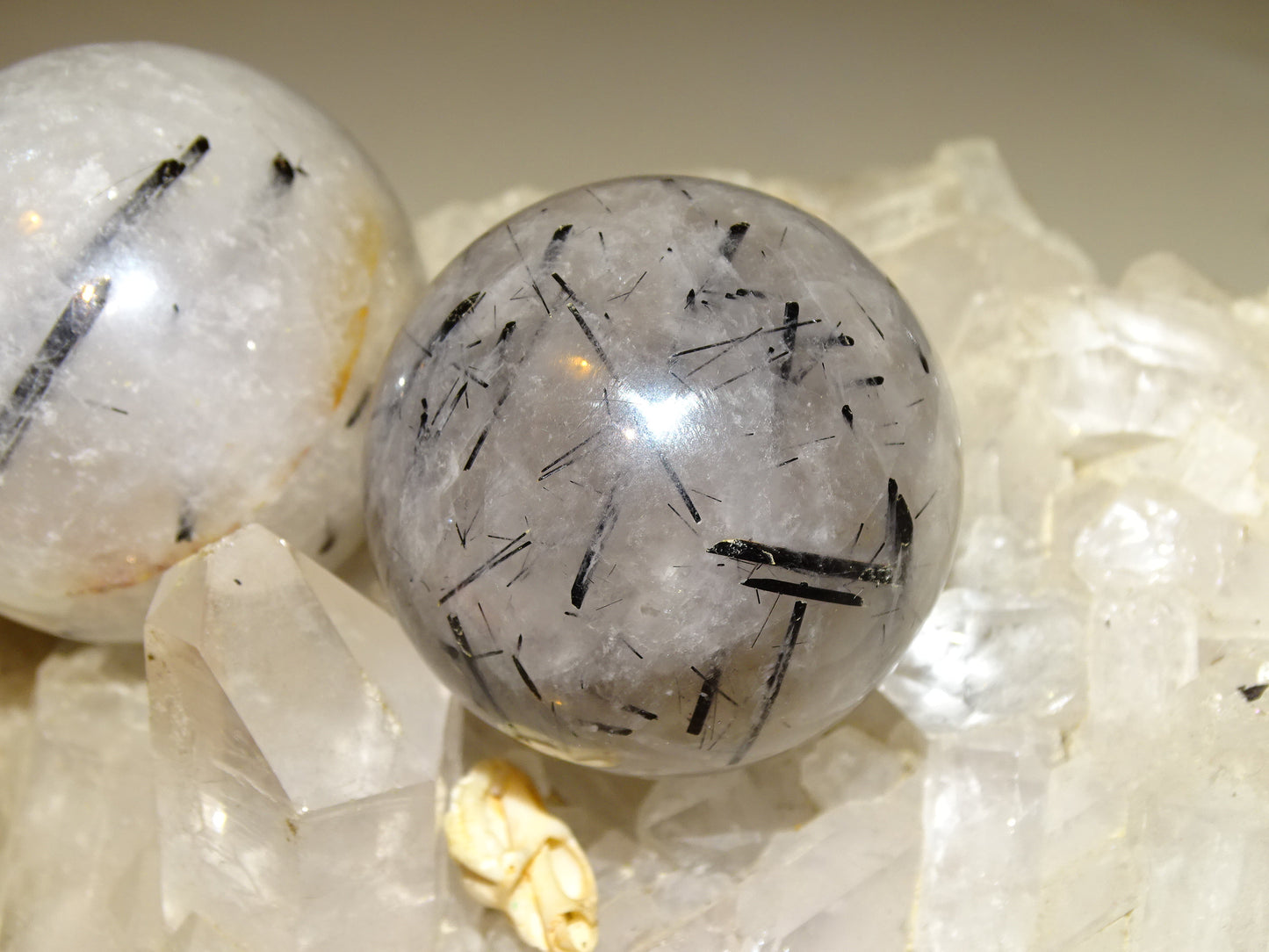 Sphères de Cristal/ Quartz avec inclusions de tourmaline noire, de 46 et 52 millimètres - 136 et 196 grammes. une pierre surprenante !